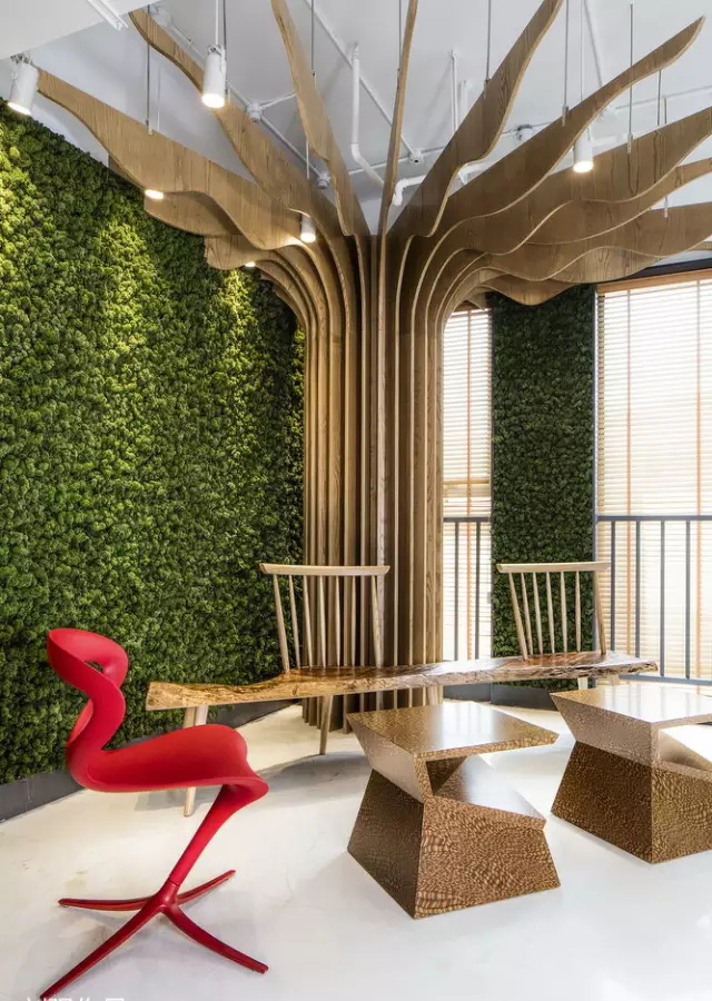 人文氣息與現(xiàn)代風(fēng)尚捏合在一起，綠色的辦公空間充滿藝術(shù)感