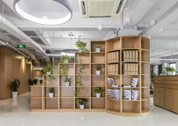 人文氣息與現(xiàn)代風(fēng)尚捏合在一起，綠色的辦公空間充滿藝術(shù)感