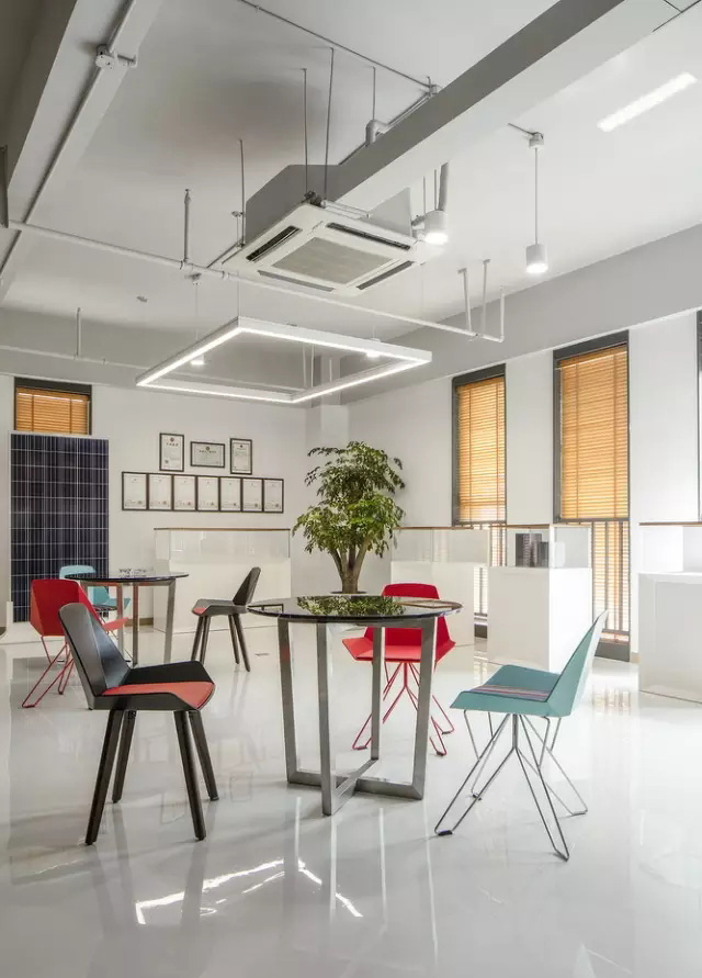人文氣息與現(xiàn)代風(fēng)尚捏合在一起，綠色的辦公空間充滿藝術(shù)感