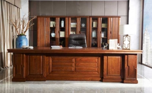 很多人都在問購買到如此精美的實(shí)木大班臺是用的什么方法？